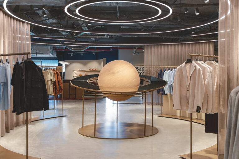 Die Herrenmode-Abteilung bei Engelhorn – inszeniert um den Planeten Saturn. (Foto: Atelier 522)