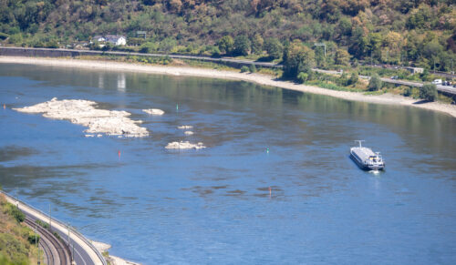Extremes Niedrigwasser am Mittelrhein bei Oberwesel (Foto: Adobe Stock)