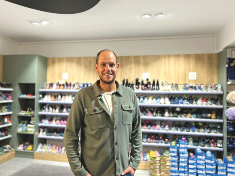 Ringschuh-Geschäftsführer Bernd Grillitsch, verantwortlich für das Schuhhaus zur Oper, sieht wetterbedingte Umsatzschwankungen, aber weiterhin gute Chancen für hochwertige Kinderschuhe. (Foto: Redaktion)