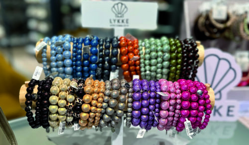 Bunte Armbänder von Lykke Küstenglück (Foto: Redaktion)