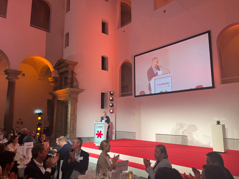 Armin Weger stellt als Laudator auf dem schuhkurier AWARD den Besten Hersteller 2026 vor. (Foto: Redaktion)