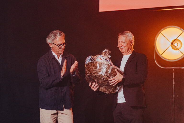 Stephan Krug verabschiedet Bernd Schneider bei seiner letzten Modenschau (Foto: SABU/Tobias Wawak)