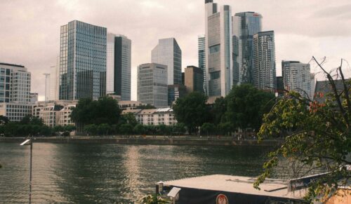 Frankfurts Innenstadt. Der HDE fordert mehr Maßnahmen, um Innenstädte auch an Hitzetagen zu guten Aufenthaltsorten zu gestalten. (Foto: Unsplash)