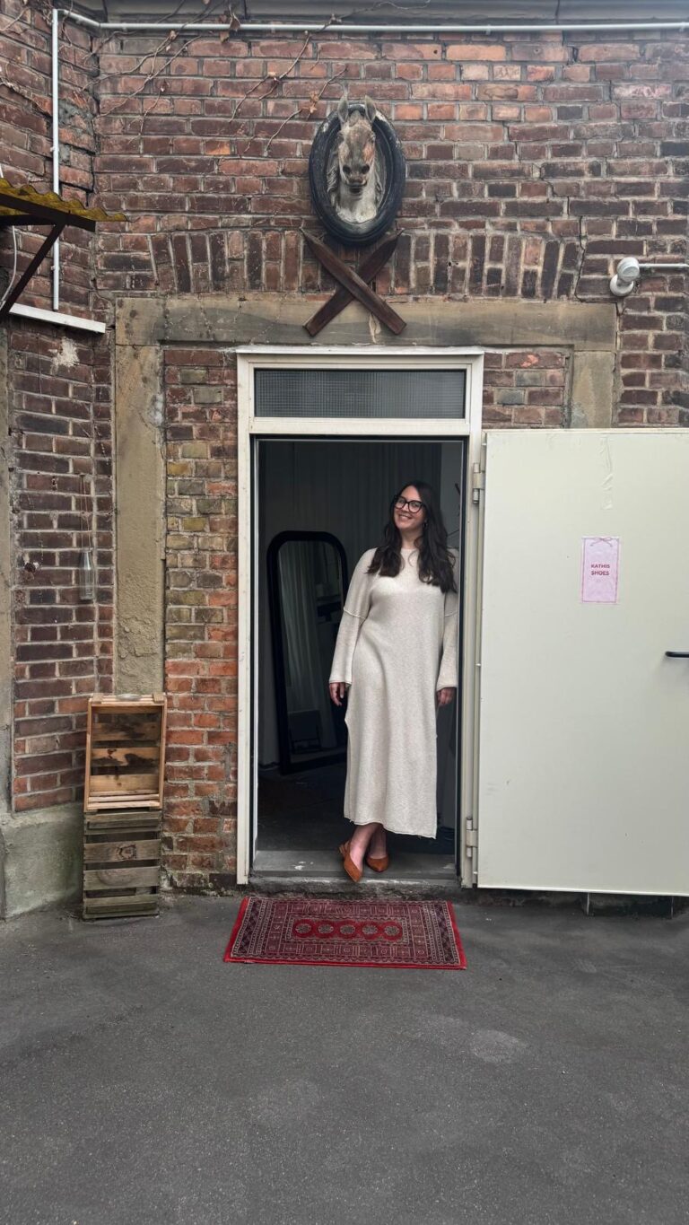 Gründerin Katharina Rühl vor ihrem kleinen Mainzer Atelier. (Foto: Kathis Shoes)