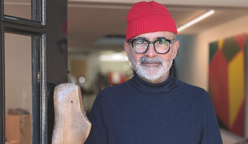 Der Meister selbst vor seiner Werkstatt (Foto: Norman Vilalta)