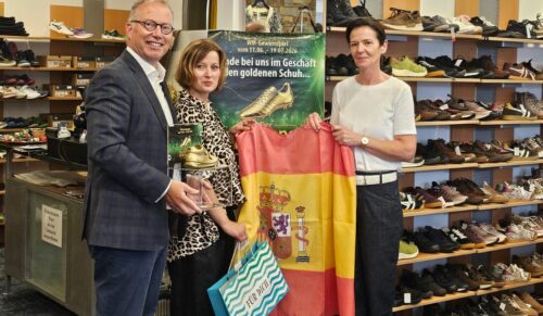 Von links: Achim Hütten (GMS), Jennifer Mauß (Inhaberin Schuhhaus Beile), Frau K. (Gewinnerin) (Foto: GMS Verbund)