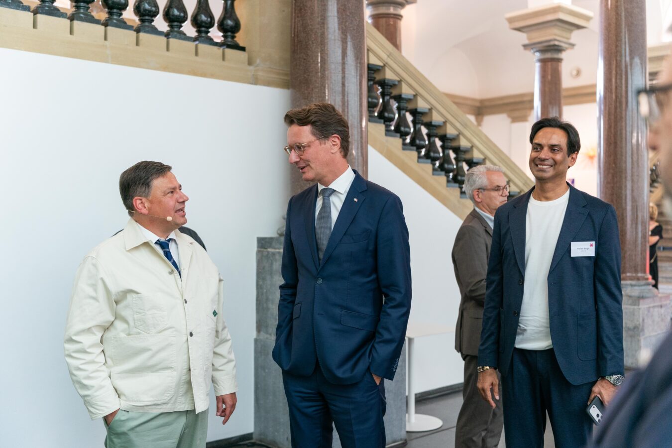 NRW-Ministerpräsident Hendrik Wüst im Gespräch mit Holger Knapp, Geschäftsführer Sternefeld Medien, und Param Singh, Inhaber der Arklyz Group (Foto: Kim Fotografie)