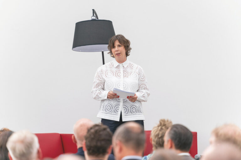schuhkurier-Chefredakteurin Petra Steinke moderierte die Händlerrunde beim schuhkurier-Jubiläum. (Foto: Kim Fotografie)