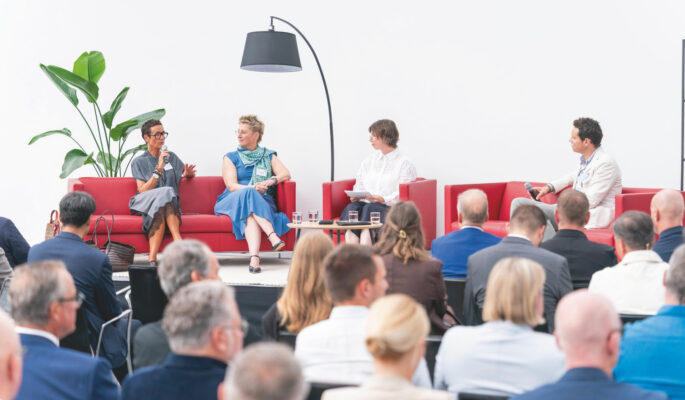 Claudia Hüben von Milla, Britta Goertz von Schuhhaus Meyer (beide links) und Peter-Phillip Kienast von Kienast (rechts) unterhielten sich mit schuhkurier-Chefredakteurin Petra Steinke darüber, was den Schuhhandel auszeichnet. (Foto: Kim Fotografie)