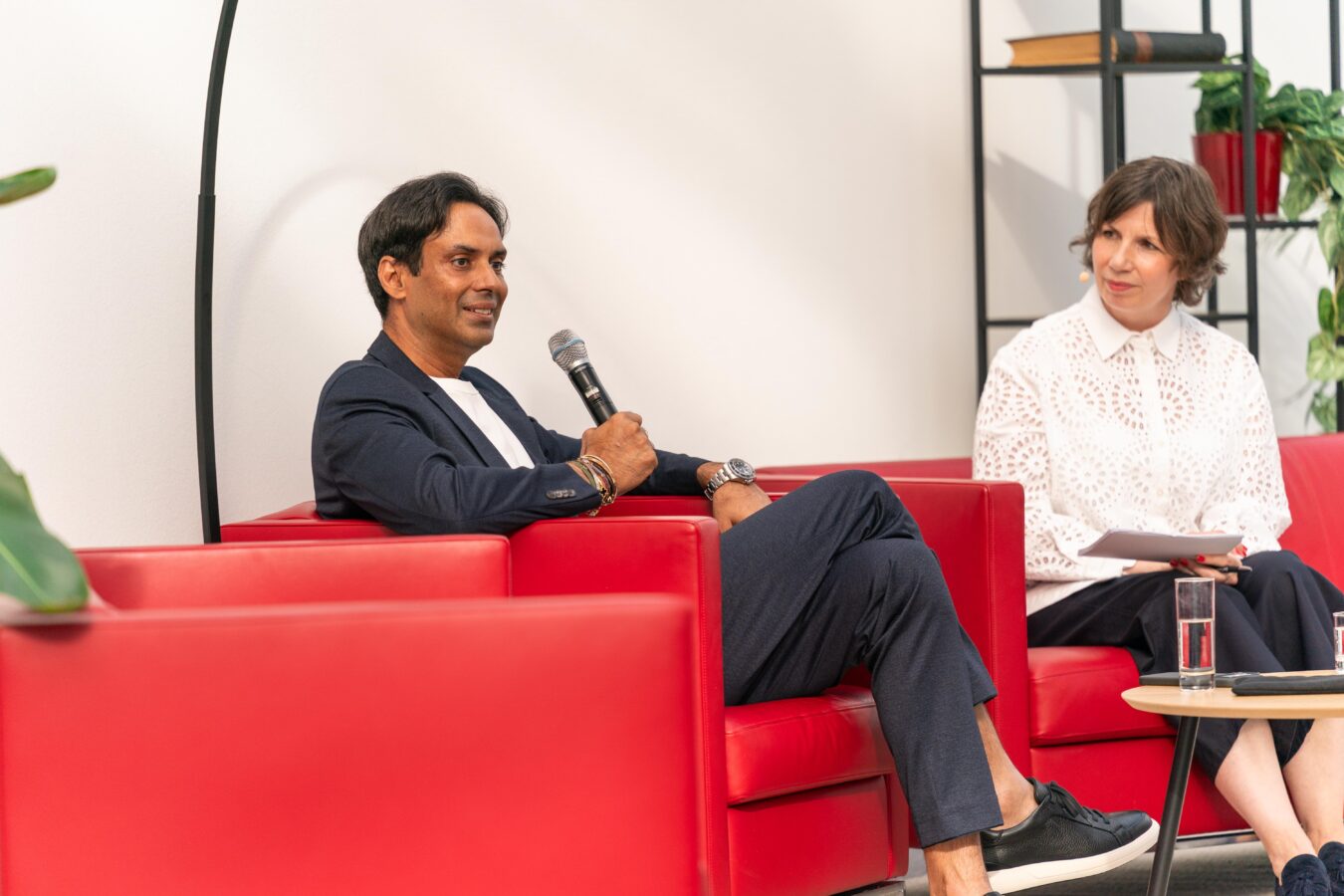 Param Singh, Inhaber der Arklyz Group (u.a. Lloyd, Gabor) im Gespräch mit Petra Steinke, Chefredakteurin schuhkurier (Foto: Kim Fotografie)