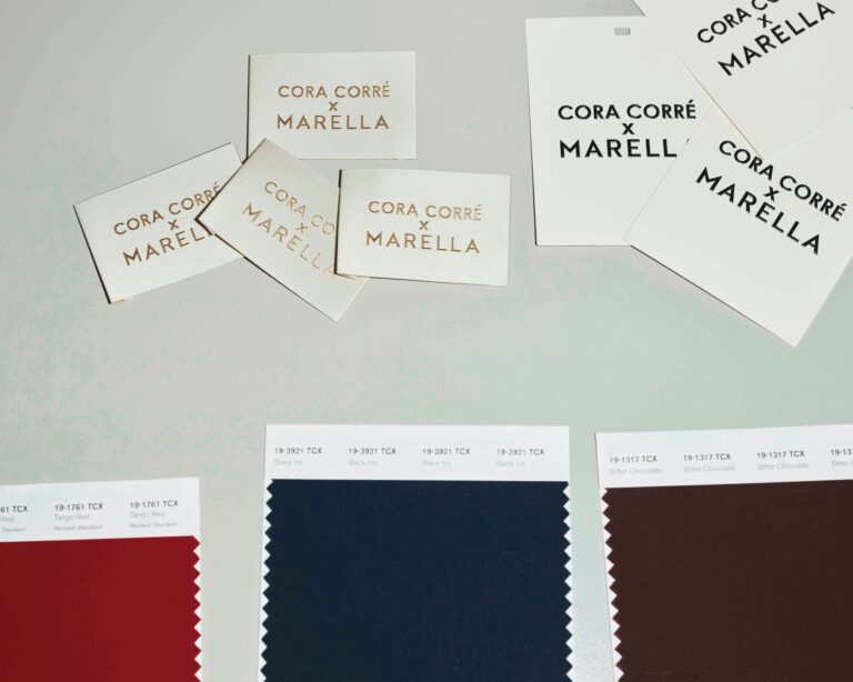 Die Farbpalette reicht von Schwarz, Weiß, Navy und Schokoladenbraun bis zu kräftigem Rot.