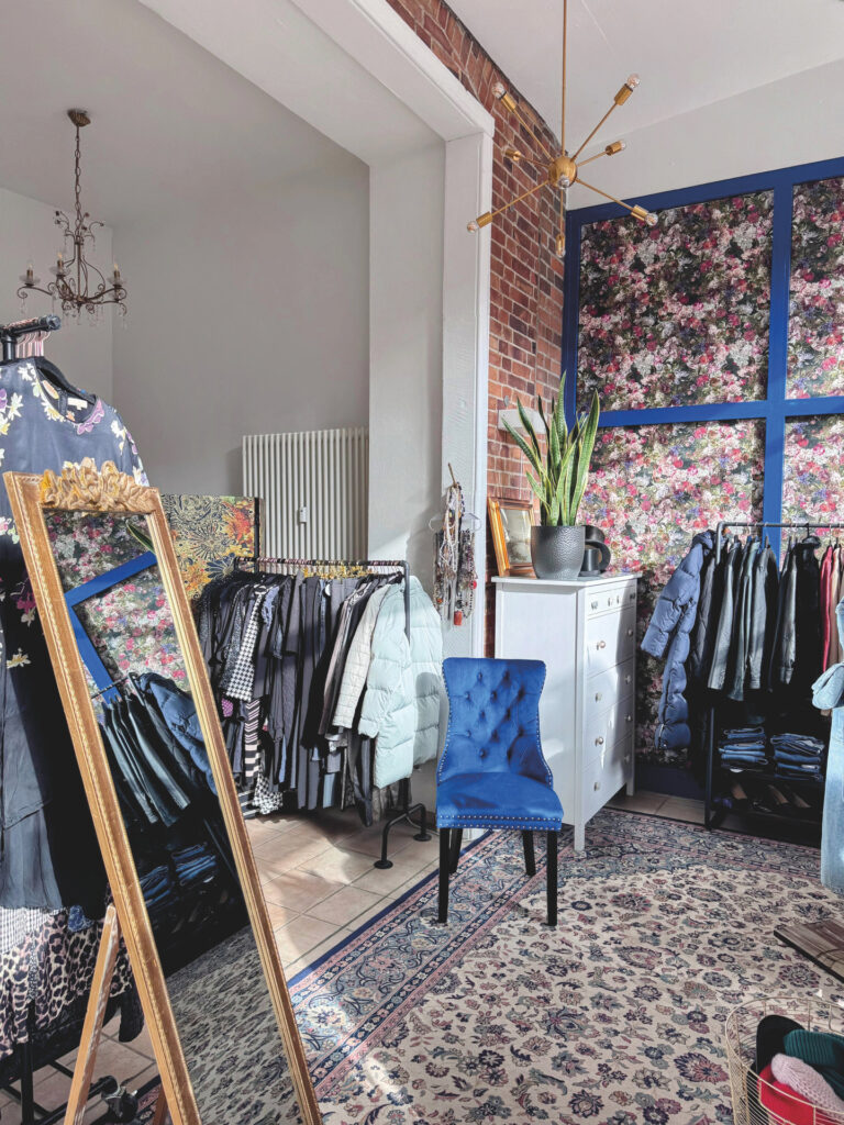 Bei Charlotte Secondhand wissen die Kundinnen die
Wohnzimmeratmospäre und Beratung zu schätzen. (Foto: Second Schanze)