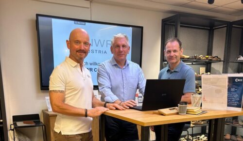 Gemeinsam für die digitale Zukunft des Schuhfachhandels: (V. l. n. r.) Stefan Nicolai, Geschäftsführer ECC European Clearing Center, Andreas Mayer, Geschäftsführer der ANWR Austria, und Roland Fuschlberger von Schuhmoden Fuschlberger (Foto: ANWR Austria)