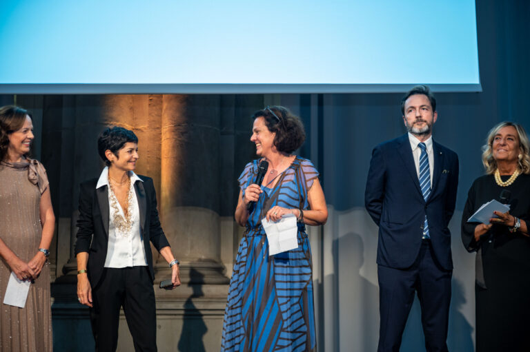 v.l.n.r.: Sara, Simona, Marta und Andrea Galli, Mitglieder der Inhaberfamilie, mit der Moderatorin des Jubiläums-Abends am 13. September in Mailand (Foto: Brunate)
