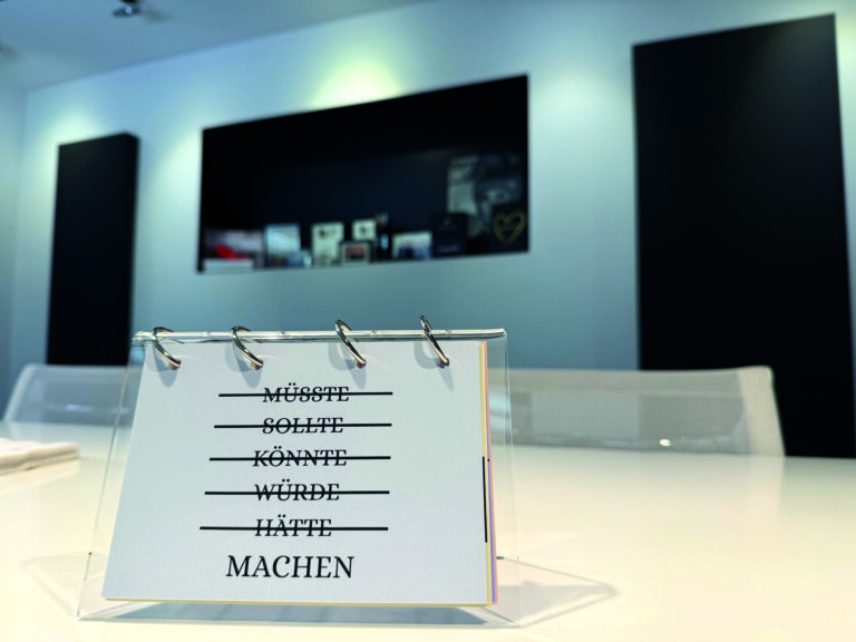 Das Motto des Tages... Aufsteller im Büro von Jens Beining (Foto: Wortmann)