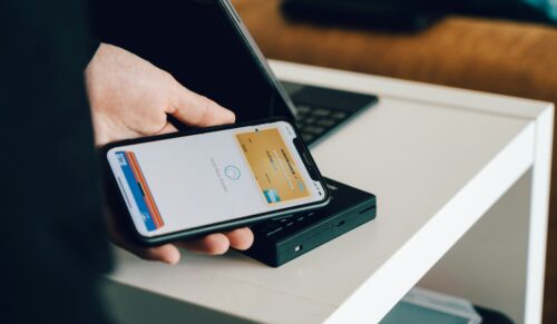 Auch online wird inzwischen überwiegend mit dem Wallet bezahlt. (Foto: Unsplash)