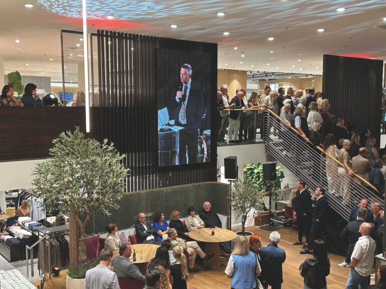 Vor zahlreichen Mitarbeitenden und Gästen aus der Branche sprach Christoph Huber am Abend des 9. September. (Foto: Redaktion)