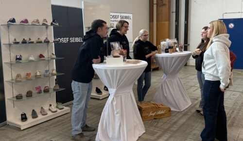 Interessierte Schülerinnen am Stand von Josef Seibel. (Foto: HDS/L)