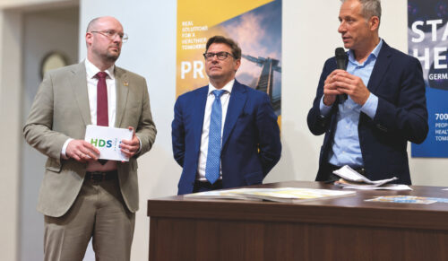 V.l.n.r.: Diskussionsrunde mit Torben Schütz (HDS/L), Paolo Borghini (Micam)
und Giorgio Possagno (Assocalzaturifici) (Foto: Redaktion)