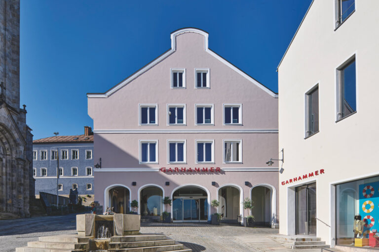Vom Kolonialwarenladen hat sich das Unternehmen zu einem Modehaus mit enormer Strahlkraft weiterentwickelt. (Foto: Garhammer)