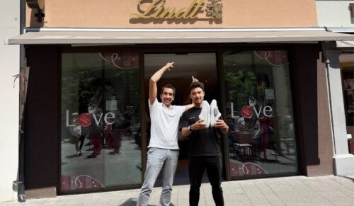 Claudio Minder und Karl Müller vor dem zukünftigen Kybun Joya Shop. (Foto: Kybun Joya)