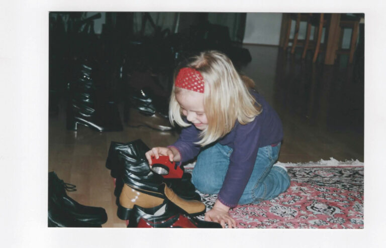 Kinderfoto von Lina Breuer: Schon als kleines Kind begleitete sie ihren Vater in Showrooms und auf Messen. (Foto: privat)