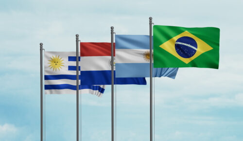 Die Flaggen der südamerikanischen Staaten Brasilien, Argentinien, Paraguay und Uruguay (Foto: Adobe Stock)