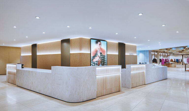 Nicht einfach eine Kassentheke oder ein Check-out, sondern eher eine Rezeption wie in einem edlen Hotel: Bewusst entschieden sich die Hubers für dieses Konzept. (Foto: Garhammer)