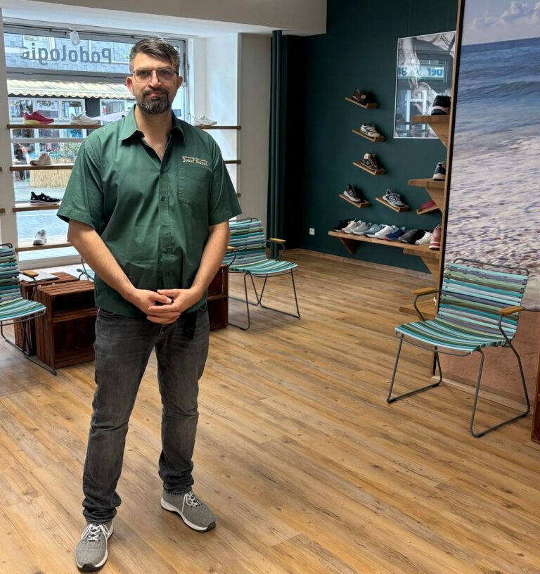 Orthopädieschuhmachermeister Josef Noack in seinem neuen Geschäft. (Foto: GMS Verbund)