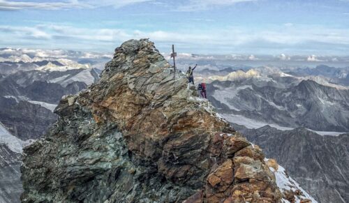 Ramona Volker und Noemi Kreuz auf dem Gipfel des Matterhorns. (Foto: Lowa)