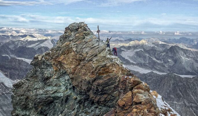 Ramona Volker und Noemi Kreuz auf dem Gipfel des Matterhorns. (Foto: Lowa)