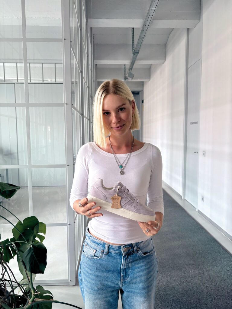 Carla und ihr Lieblingsschuh, Cinque Bellagio Ambra: „Ich möchte mit meinen Schuhen dafür sorgen, dass wir auch im Fashionbereich als starke Marken wahrgenommen werden. Das habe ich mit dem Cinque Bellagio Ambra gut zum Ausdruck gebracht. Er sitzt perfekt, ist hochwertig und gleichzeitig zeitlos und modern.“