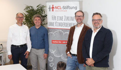 v.l.n.r.: Thomas Weil (2. Vorsitzender ANWR Kinderhilfe), PD Dr. Guido Hermey (Zentrum für molekulare Neurobiologie Hamburg (ZMNH)), Dr. Frank Stehr (Vorstand NCL Stiftung) und Ullrich Lüke (Bereichsleiter Unternehmenskommunikation ANWR Group eG) (Foto: ANWR)
