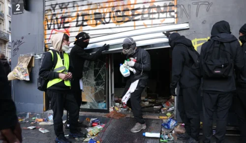 Plünderungen in Frankreich. Der Satz Vive le Ruissellement dient dazu, Wirtschaftspolitiken zu verspotten, die vor allem Reiche begünstigen. (Foto: Lucy North/PA Wire/dpa)