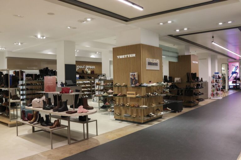 Die Welt der Schuhe im Obergeschoss. Die Erwartungen an die Herbst-/Winter-Saison sind hoch. (Foto: Tretter)