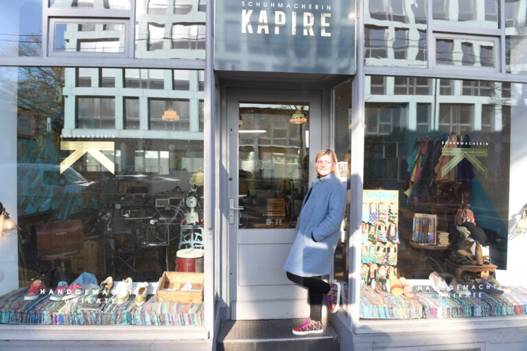 Karina Ranft vor ihrer Düsseldorfer Werkstatt (Foto: Karina Ranft)