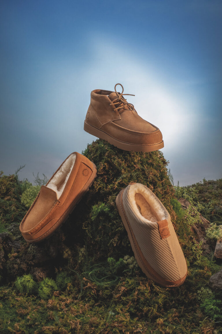Fireside by Dearfoams-Modelle können auch draußen getragen werden und sind eine Alternative zu Lammfellboots. (Foto: Dearfoams)