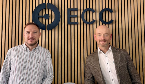 Kevin Köllner mit ECC-Geschäftsführer Stefan Nicolai. (Foto: ECC)