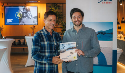 Geschäftsführer Christoph Bründl und sein Sohn Maximilian Bründl präsentieren das Bründl Buch, das zum Jubiläum erschienen ist. (Foto: Bründl Sports / Johannes Radlwimmer)
