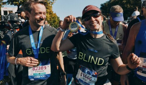 Läuferin und Protagonistin Eva Hangartner ist blind. Am Marathon nahm sie mit ihrem Guide Tilmann Volk teil. (Foto: Zalando)