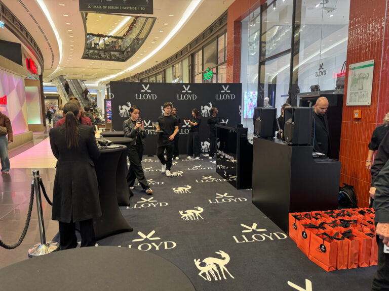 Am 14. Oktober feierte Lloyd mit Influencern, Mitarbeitenden und Partnern die Neueröffnung des Flagship-Stores in der Mall of Berlin. (Foto: Lloyd)
