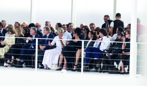 Die erste Reihe der 
Dior-Show in Paris
– darunter Bernard 
Arnault, seine Frau Hélène, ihr Sohn
Jean und Sängerin
Rihanna. (Foto: Catwalkpix)