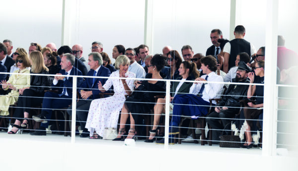 Die erste Reihe der 
Dior-Show in Paris
– darunter Bernard 
Arnault, seine Frau Hélène, ihr Sohn
Jean und Sängerin
Rihanna. (Foto: Catwalkpix)