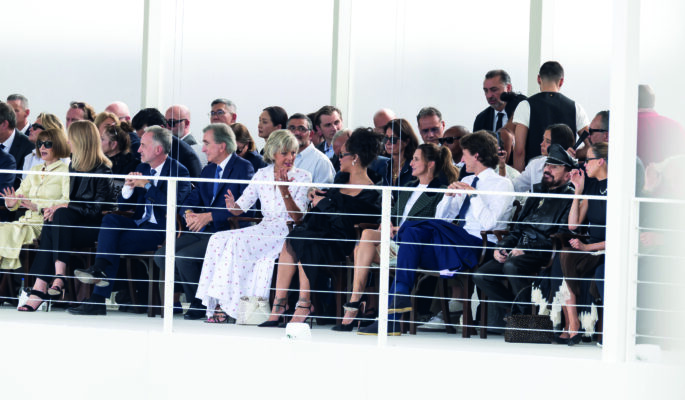 Die erste Reihe der 
Dior-Show in Paris
– darunter Bernard 
Arnault, seine Frau Hélène, ihr Sohn
Jean und Sängerin
Rihanna. (Foto: Catwalkpix)