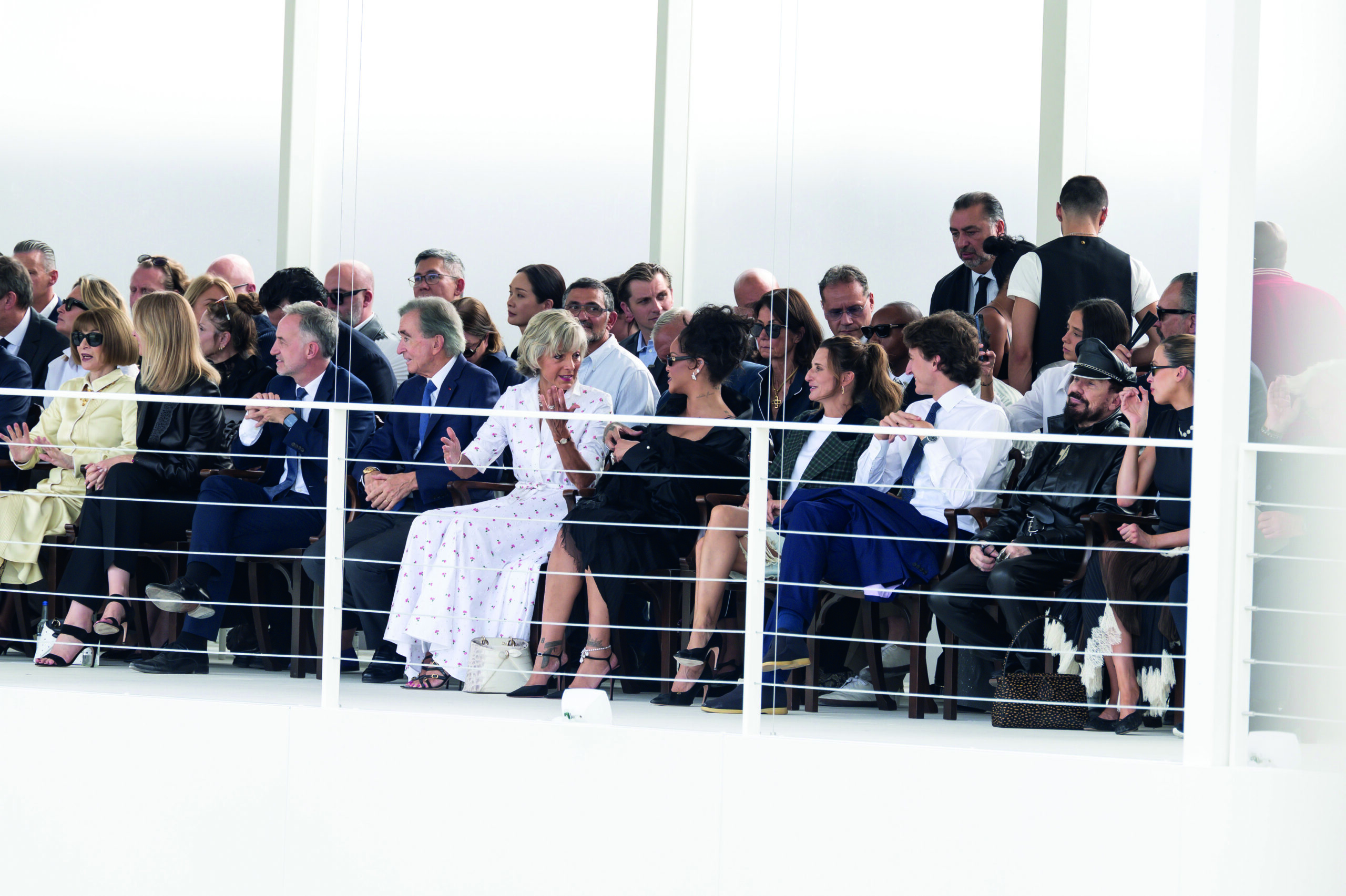 Die erste Reihe der 
Dior-Show in Paris
– darunter Bernard 
Arnault, seine Frau Hélène, ihr Sohn
Jean und Sängerin
Rihanna. (Foto: Catwalkpix)
