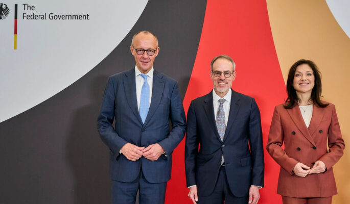 Friedrich Merz, David Zapolsky, Katherina Reiche (Foto: Amazon)