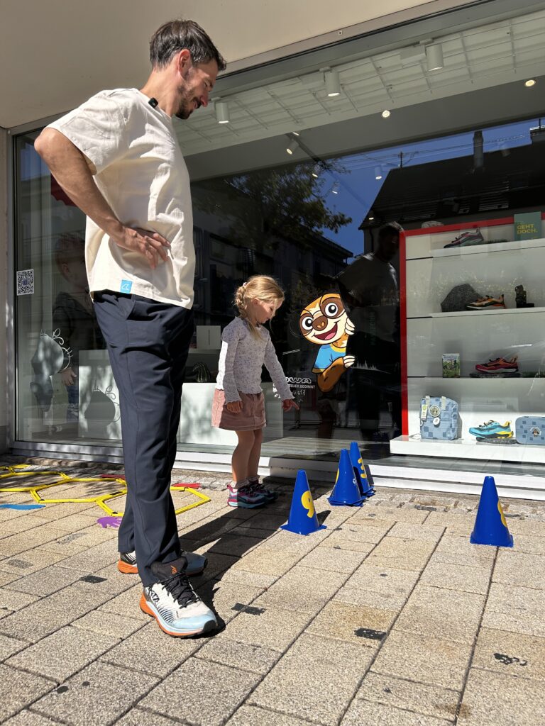 Felix Neureuther mit einer jungen Kundin. (Foto: Lowa)