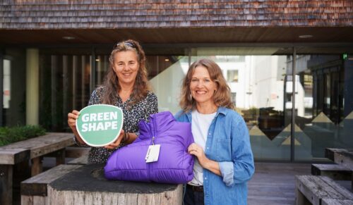 Anna Rodewald (li.), Vorstandsmitglied im Green Shape Verein, und Antje von Dewitz, Vaude-Geschäftsführerin, freuen sich über die erfolgreiche unabhängige Zertifizierung. (Foto: Vaude)