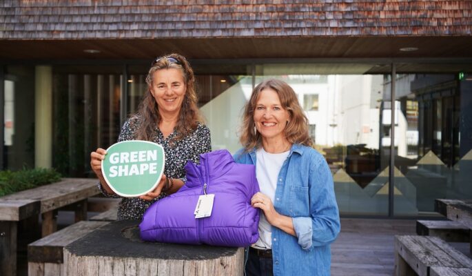 Anna Rodewald (li.), Vorstandsmitglied im Green Shape Verein, und Antje von Dewitz, Vaude-Geschäftsführerin, freuen sich über die erfolgreiche unabhängige Zertifizierung. (Foto: Vaude)