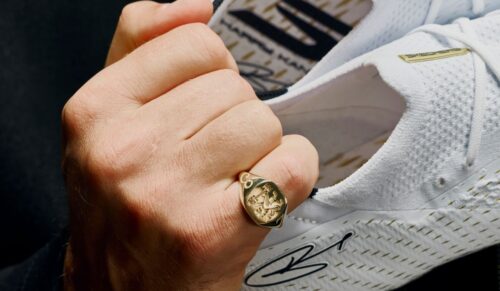Skechers hat einen handgefertigten goldenen Siegelring in Auftrag gegeben, der exklusiv für Harry Kane angefertigt wurde. (Foto: Skechers)